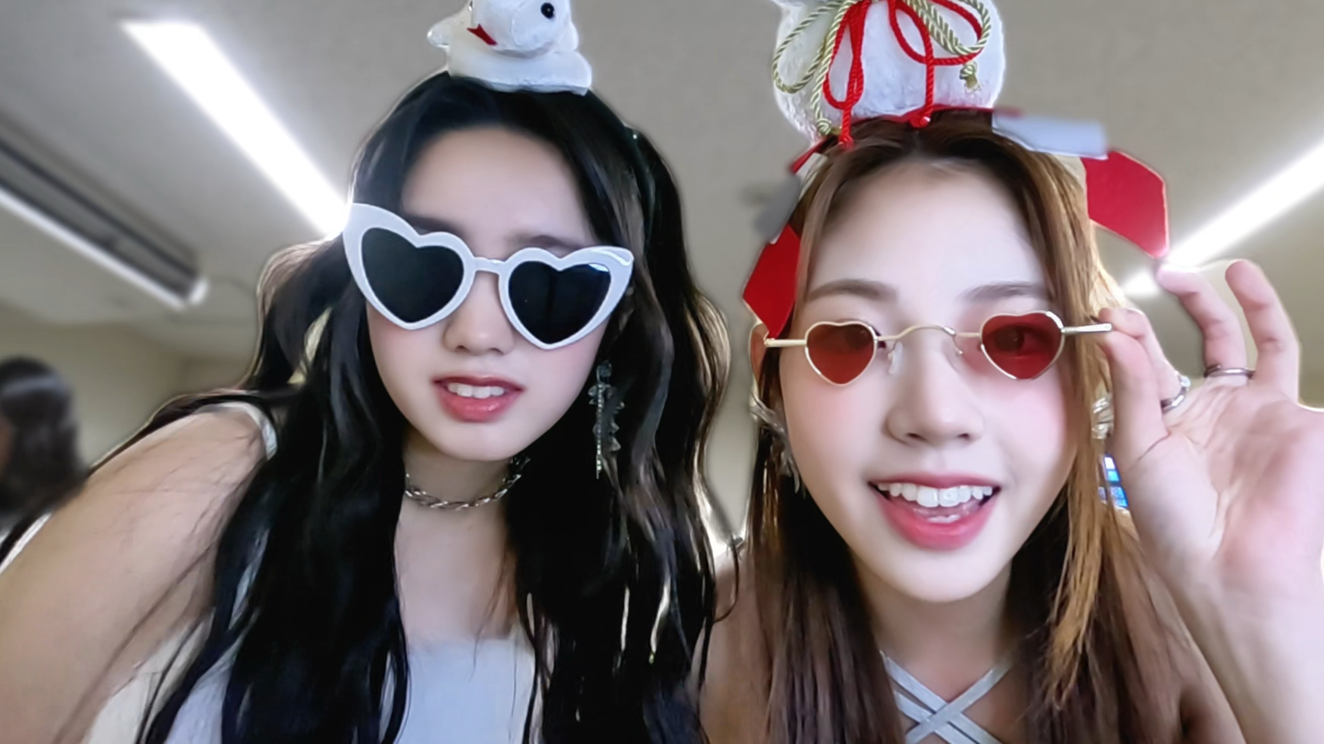 Backstage camera footage in Momoiro Uta Gassen ~ELISIA & YOONA~