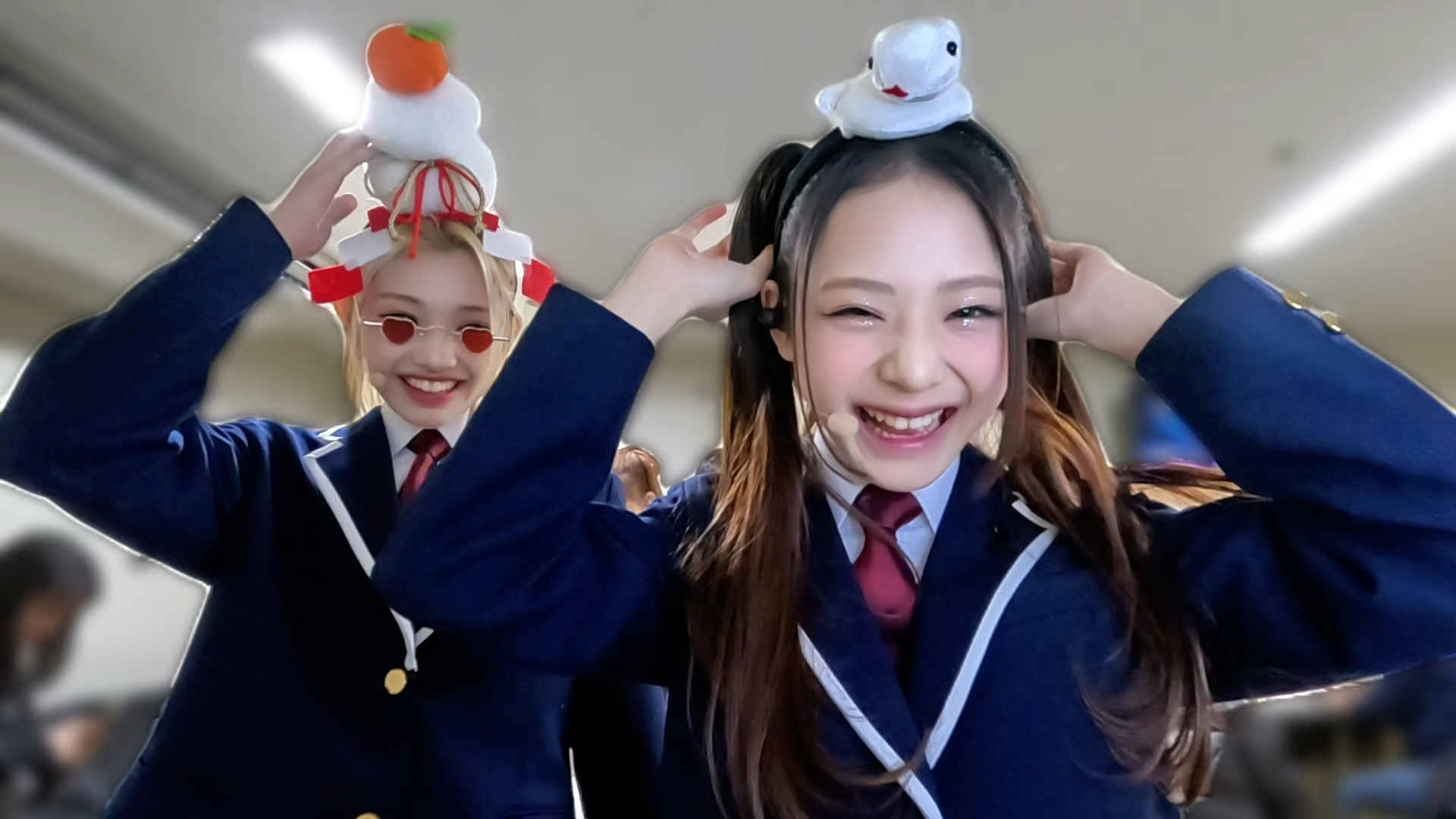 Backstage camera footage in Momoiro Uta Gassen ~GEHLEE & SEOWON~